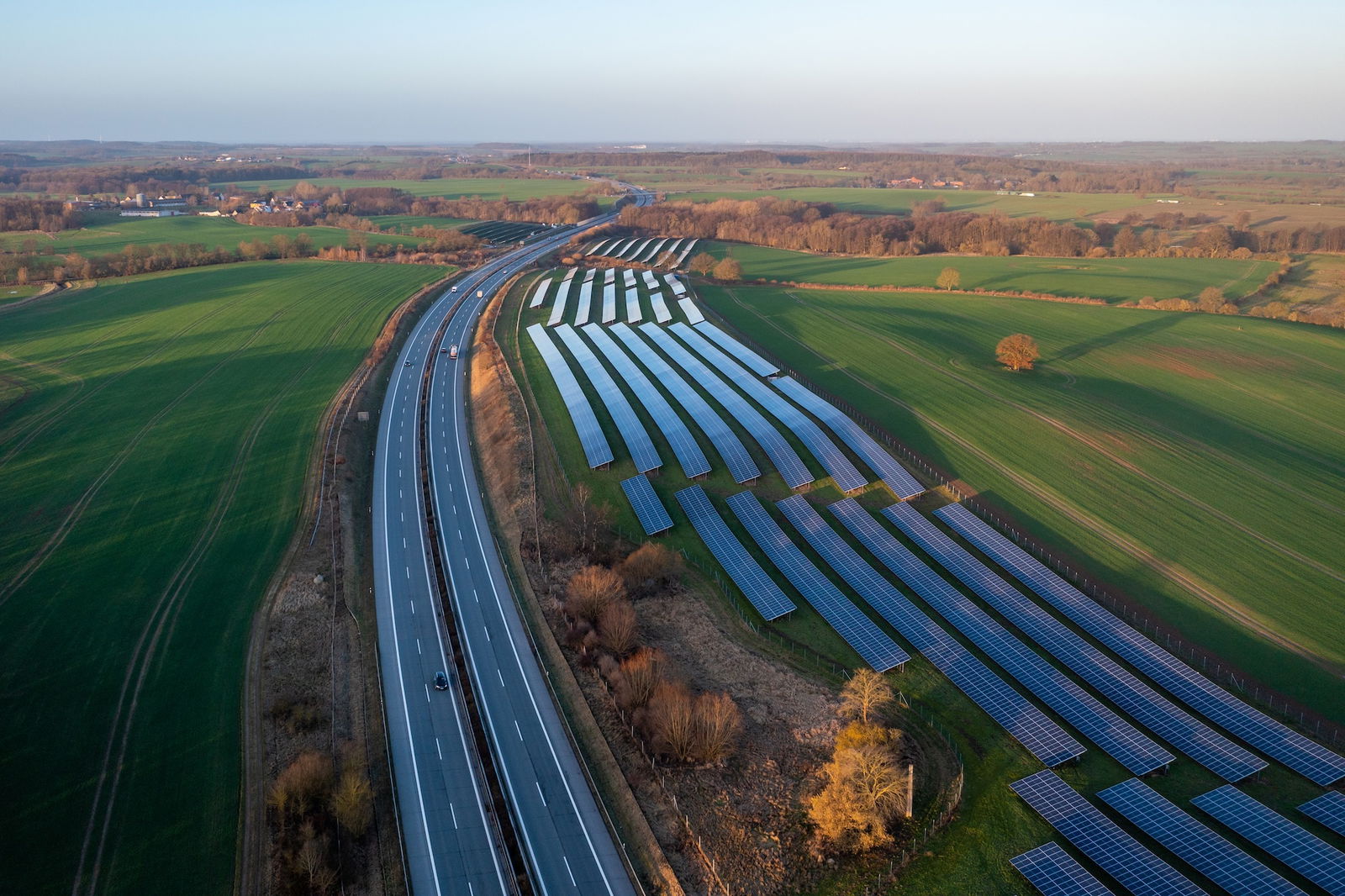 Knapp-50-GWp-Solarenergie-k-nnten-an-Fernstra-en-errichtet-werden