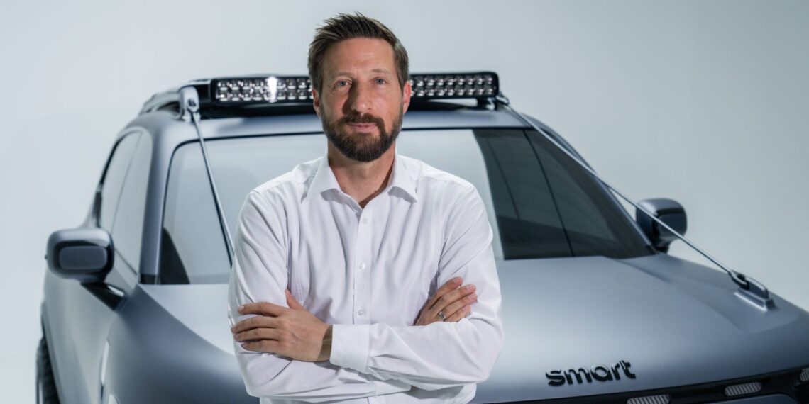 Smart | Dirk Adelmann vor dem Smart #5 Concept - dem E-Auto, auf das er gewartet hat