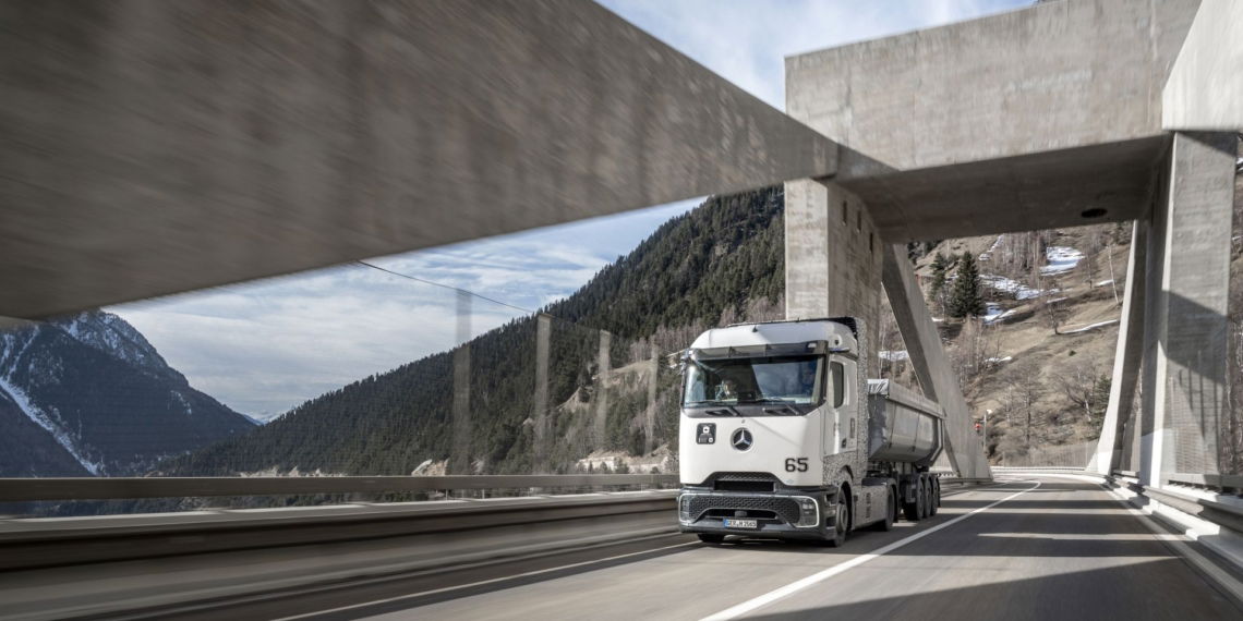 Wintererprobung Mercedes-Benz GenH2 Truck in der Schweiz Winter Testing Mercedes-Benz GenH2 Truck in Switzerland