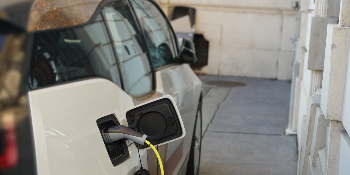 Elektroauto-Garage-Laden-Wallbox-Kabel