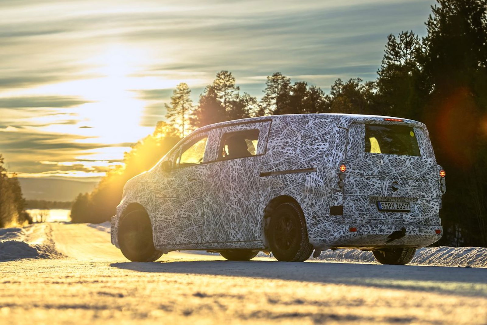Neue Mercedes-Benz Großraumlimousinen meistern Wintererprobung am Polarkreis
