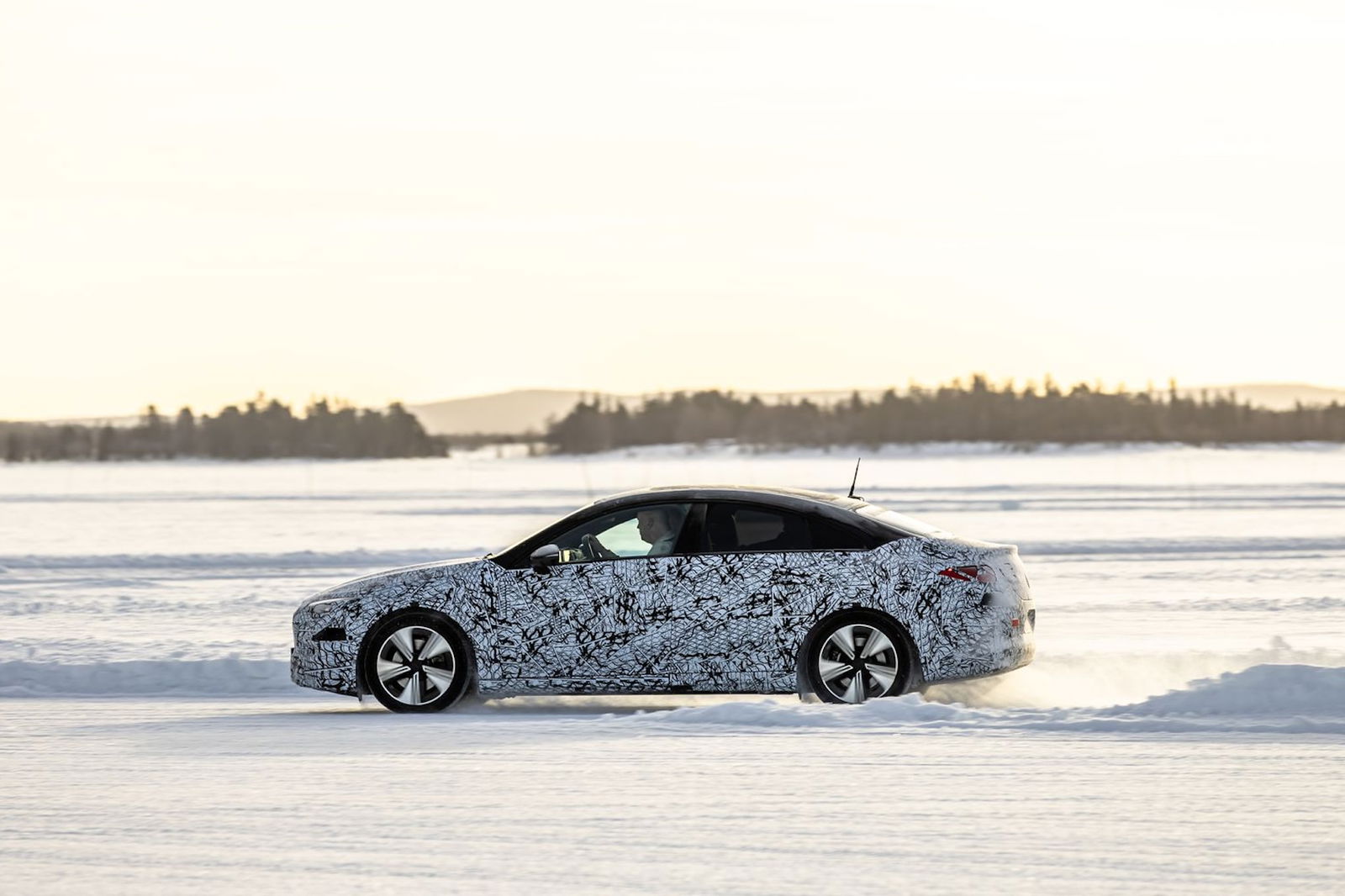 Wintererprobung Mercedes CLA EQ Seite