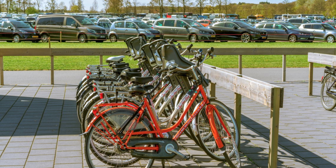 Fahrrad-Auto-Parkplatz-Mobilitaet