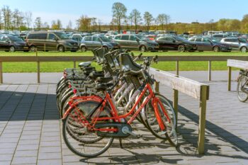 Fahrrad-Auto-Parkplatz-Mobilitaet