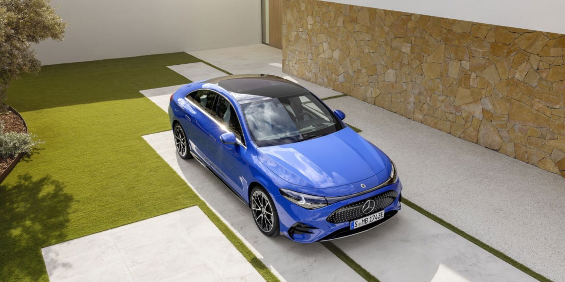 Der neue Mercedes-Benz CLA: Exterieur: AMG Line, clear blue metallic 

The all-new Mercedes-Benz CLA: exterior: AMG Line, clear blue metallic