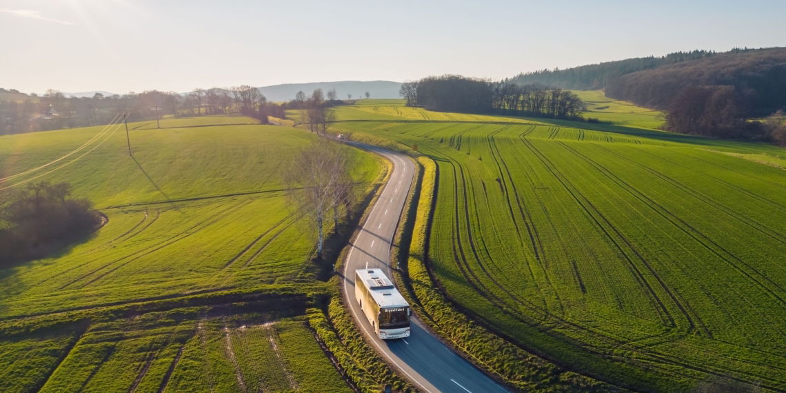 mobilitaet-verkehrswende-land-bus-strasse