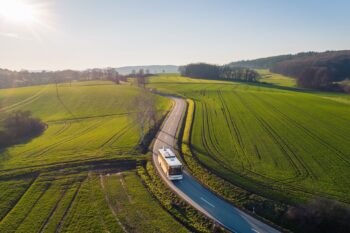 mobilitaet-verkehrswende-land-bus-strasse