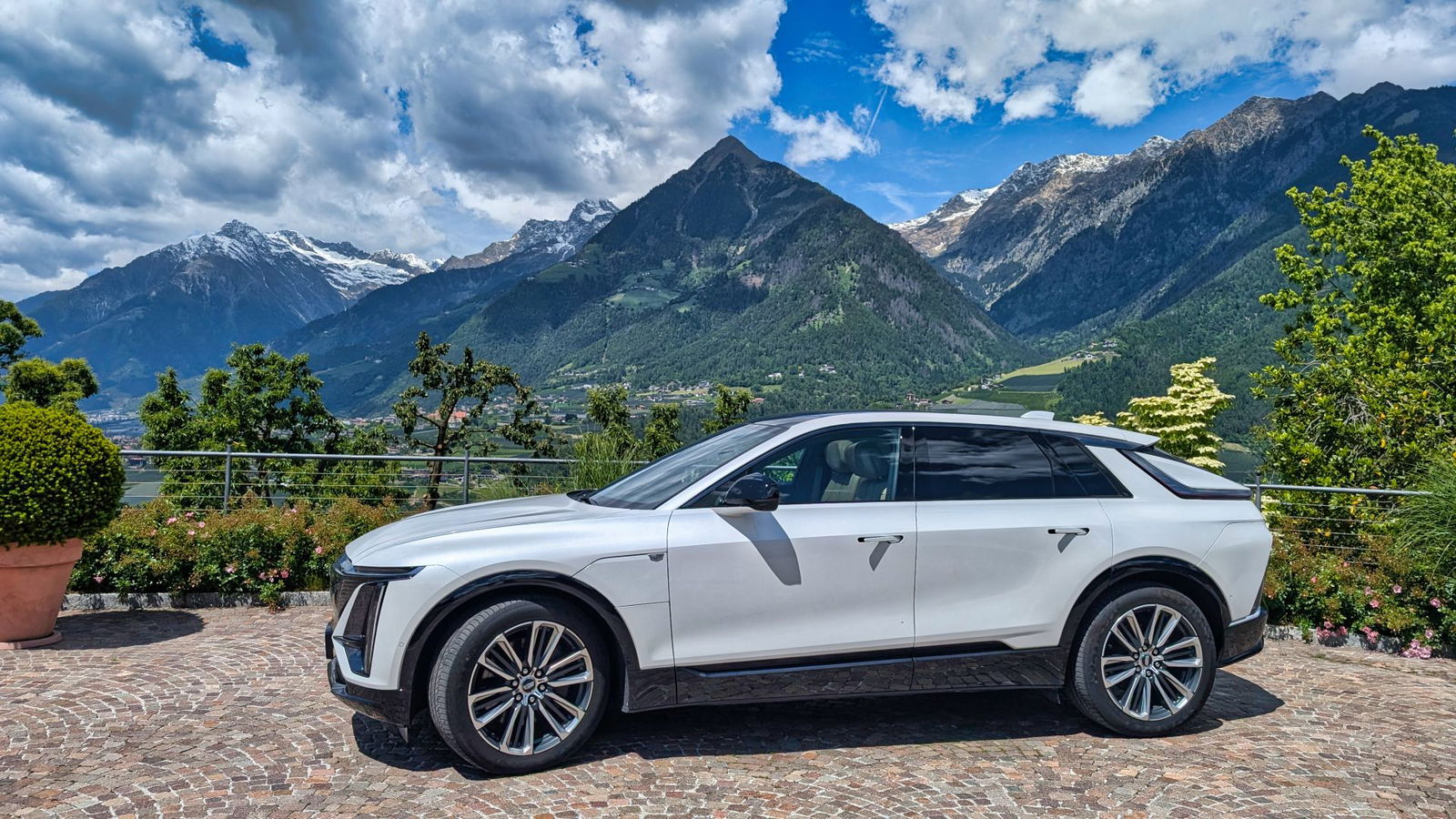 Cadillac-Lyriq-im-Test-Gelassen-in-der-Stadt-und-den-Bergen