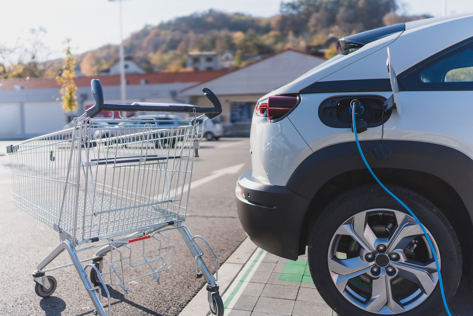 Handel bereitet seine Parkplätze mehr und mehr auf E-Auto-Hochlauf vor