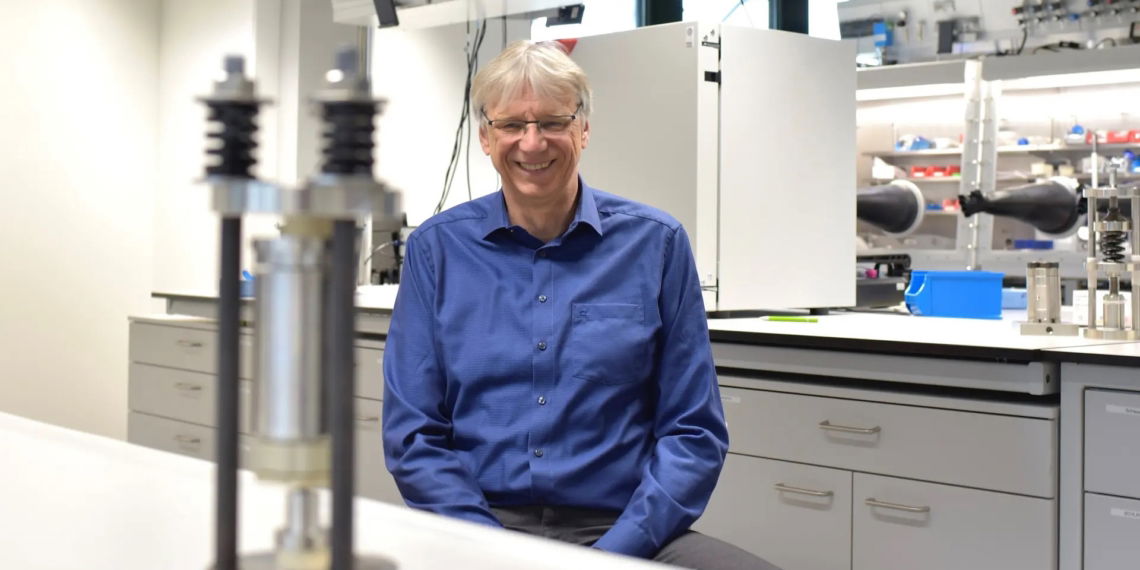 Prof. Thomas F. Fässler in seinem Labor am Lehrstuhl für Anorganische Chemie mit Schwerpunkt Neue Materialien