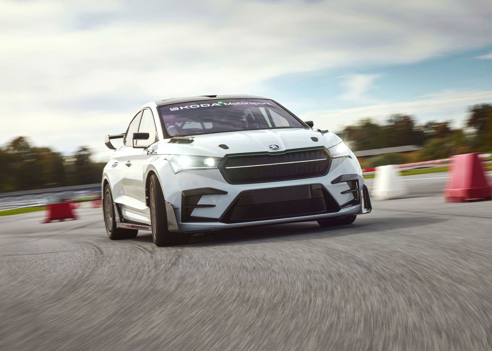 -koda-baut-elektrischen-Rennwagen-RS-Race-aus-Flachs
