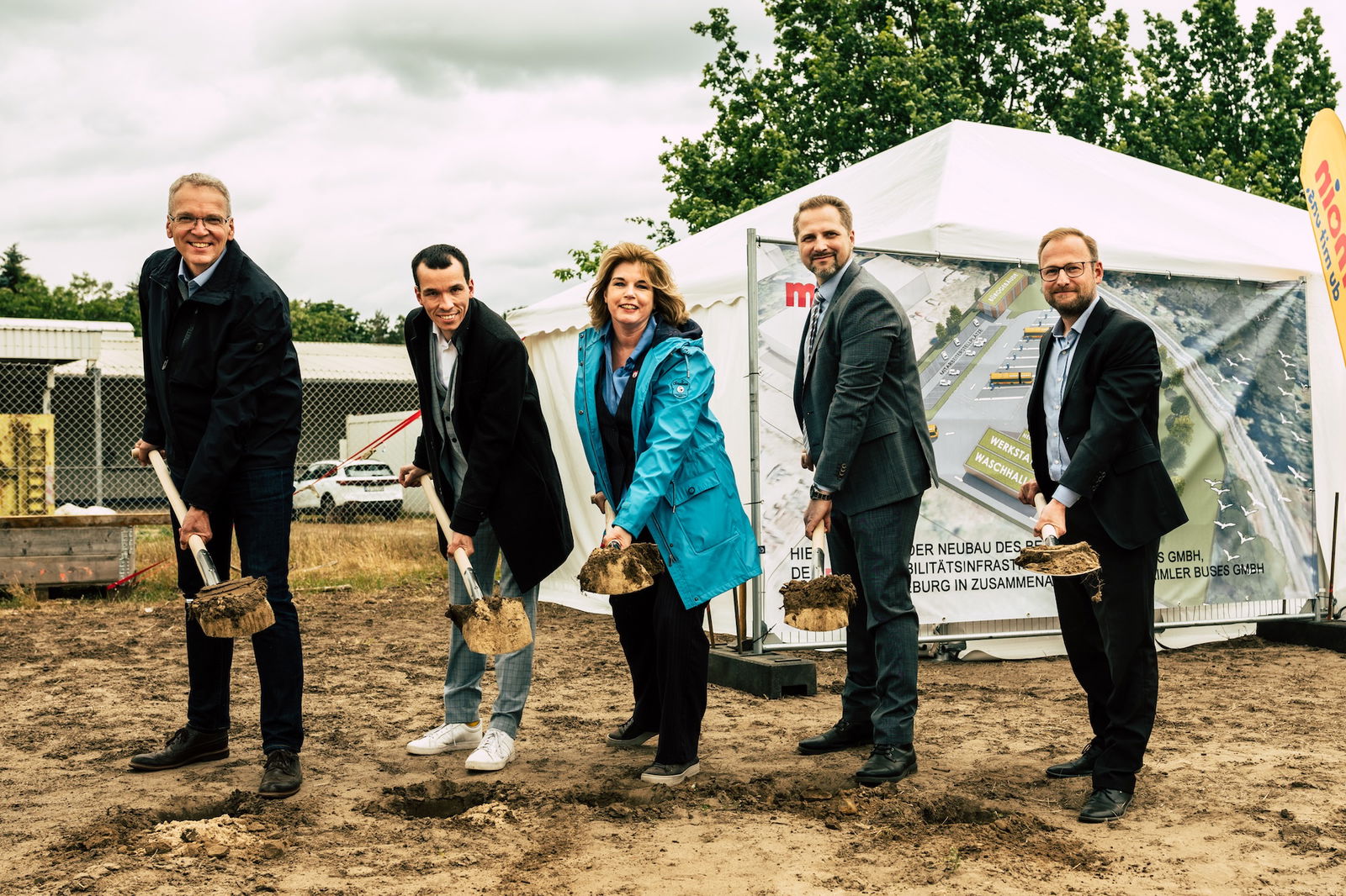 L-neburg-erh-lt-20-E-Busse-mitsamt-Betriebshof-von-Daimler-Buses