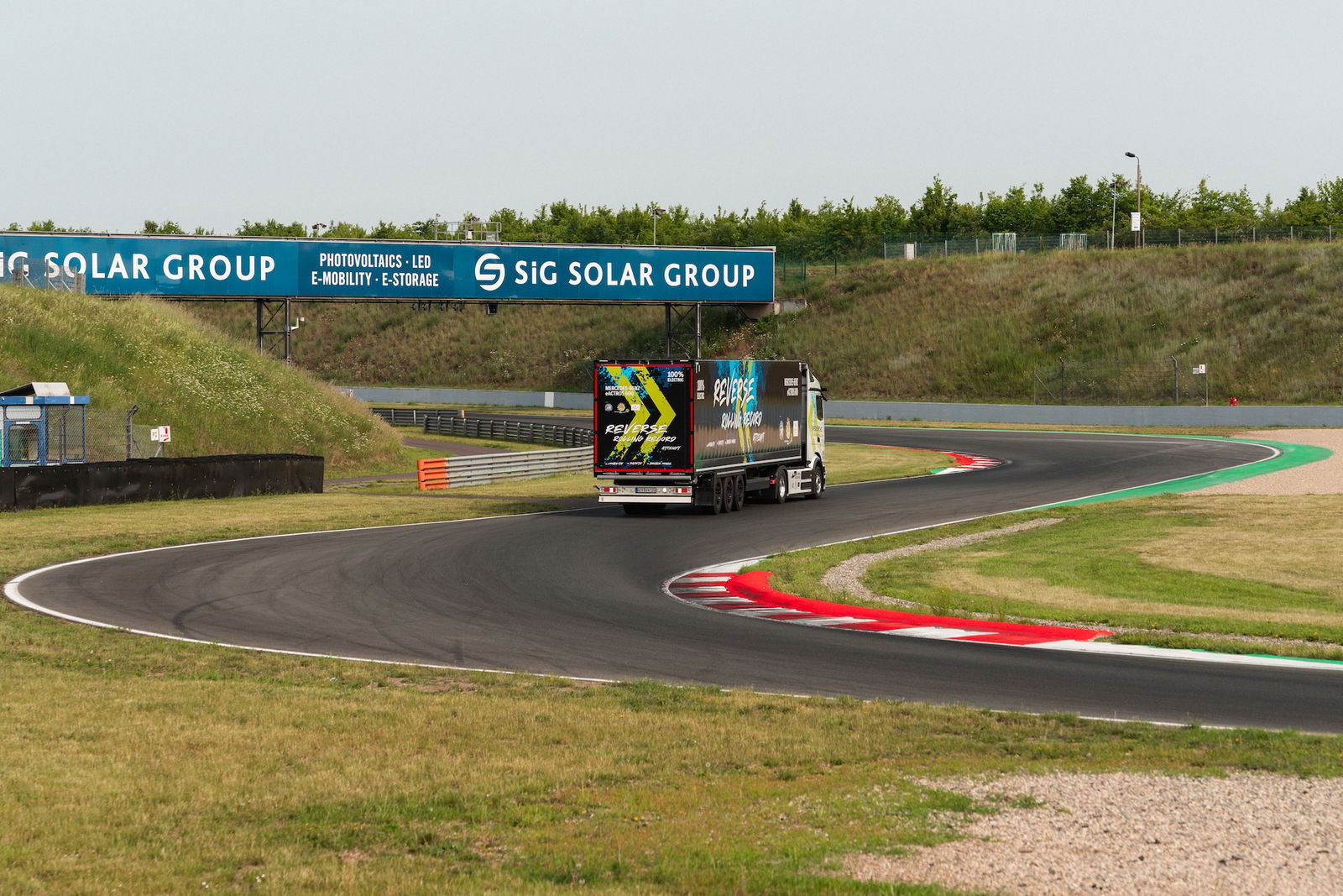125 Kilometer Rückwärts: Rekordfahrt im Elektro-Lkw eActros 600