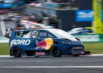 Ford Transit SuperVan 4.2 schreibt Geschichte am Nürburgring