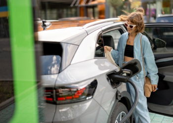 Steigende Privatkäufe von E-Autos stabilisieren Pkw-Markt