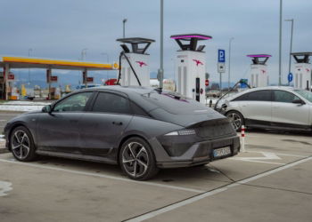 Mit dem E-Auto nach Osten: So dicht ist das Ladenetz 2025