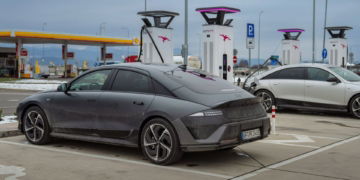 Mit dem E-Auto nach Osten: So dicht ist das Ladenetz 2025